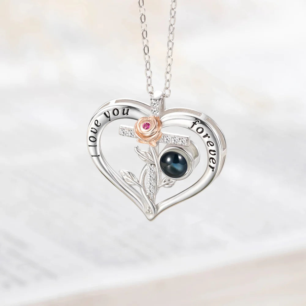Szívünk Kincsei – Örök Rózsa Medve + Rejtett Fotós Nyaklánc