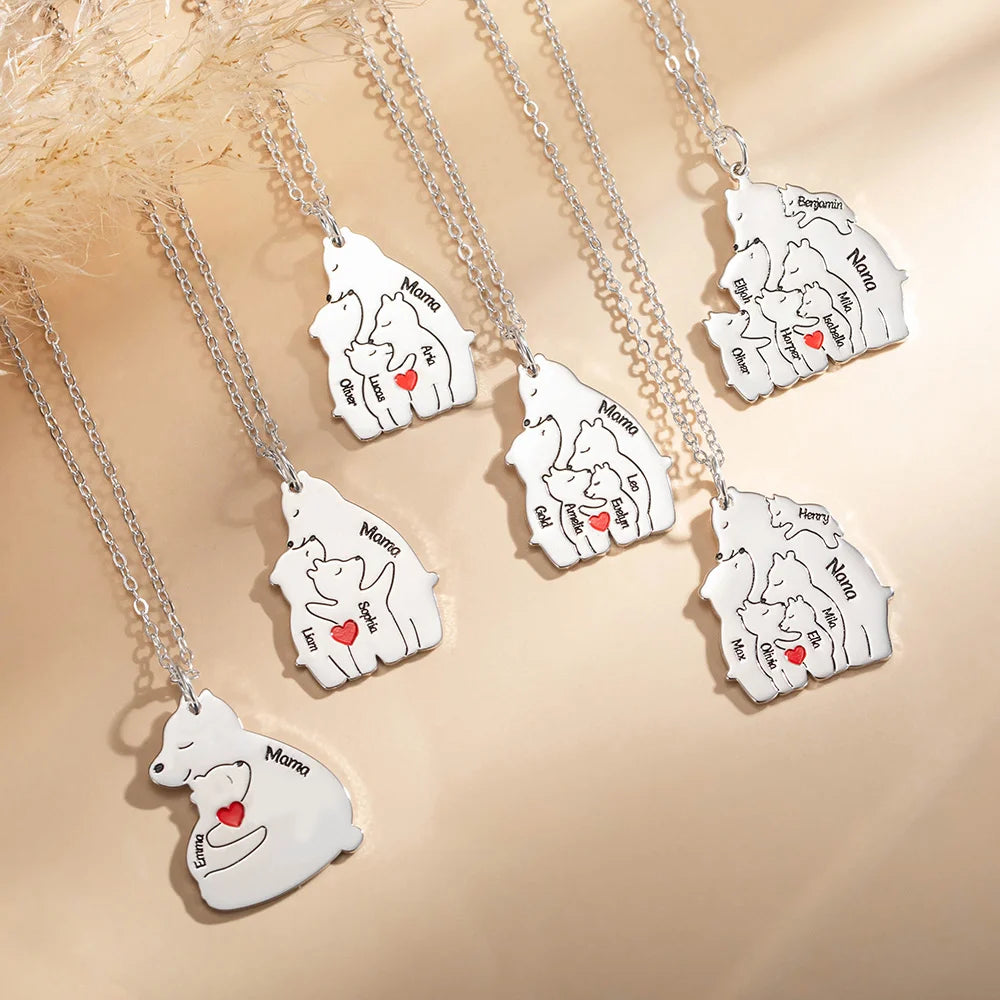 Büszke Anyamedve – Gravírozott nyaklánc (2-7 névvel)