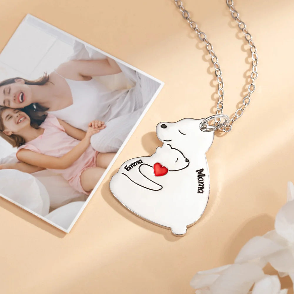 Büszke Anyamedve – Gravírozott nyaklánc (2-7 névvel)