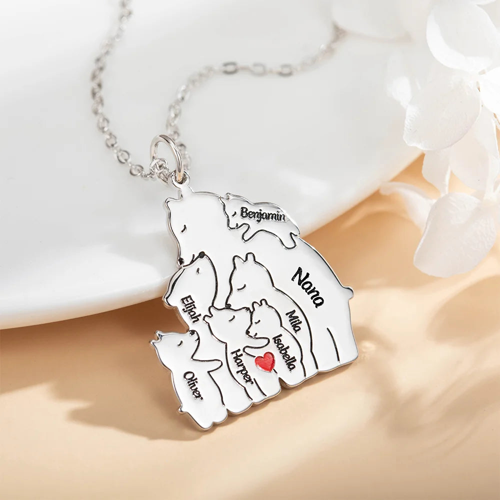 Büszke Anyamedve – Gravírozott nyaklánc (2-7 névvel)