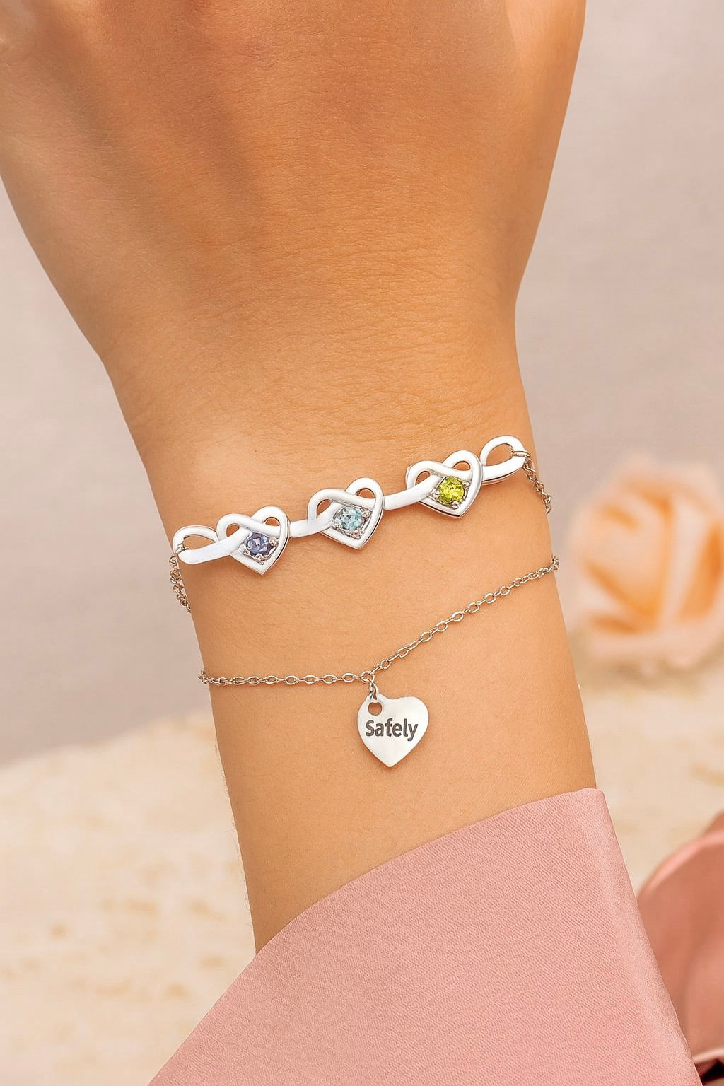 Szeretetlánc – nevek és születési kövek egy karkötőn